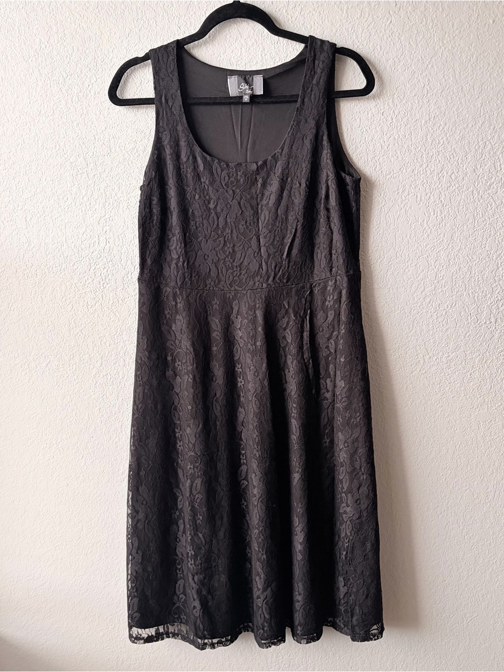 Slinky Brand woman’s black lace dress size M lined sleeveless fit flare stretch